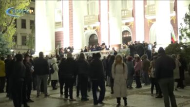 Photo of (ВИДЕО) Тензично пред софискиот Народен театар: Демонстранти, меѓу кои и Ангел Џамбаски, не дозволија да се одигра претстава за која тврдат дека е антибугарска