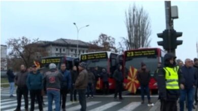 Photo of Приватните превозници со најавија блокади, Славевски им се закани со булдожери