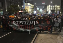 Photo of Протест на опозицијата пред Владата на Србија: Се бараат оставки од премиерот Вучевиќ и градоначалникот на Нови Сад