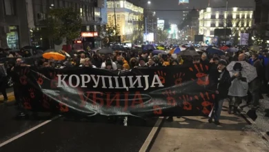 Photo of Протест на опозицијата пред Владата на Србија: Се бараат оставки од премиерот Вучевиќ и градоначалникот на Нови Сад