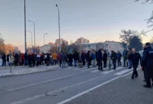 Photo of Протест на родители пред ООУ „Љупен Лапе“ во Аеродром, бараат да се реши проблемот со небезбедната крстосница