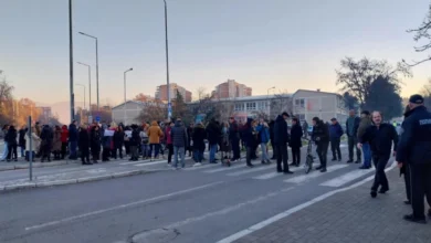 Photo of Протест на родители пред ООУ „Љупен Лапе“ во Аеродром, бараат да се реши проблемот со небезбедната крстосница