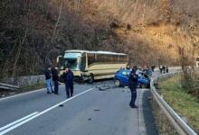 Photo of Сообраќајка на патот Краљево – Рашка – се судрија автомобил и автобус полн со деца.