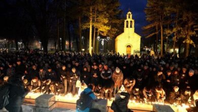 Photo of Стотици граѓани на Цетиње палат свеќи во чест на нивните 12 сограѓани (ФОТО)