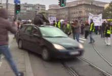 Photo of (ВИДЕО) Со автомобил удрил студентка на протестот во Белград и ја носеше на покривот