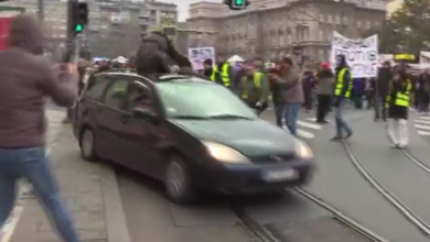 Photo of (ВИДЕО) Со автомобил удрил студентка на протестот во Белград и ја носеше на покривот