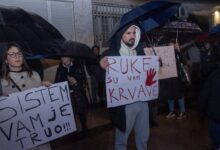 Photo of Протест пред Владата на Црна Гора, граѓаните ја прашаа полицијата: Каде бевте на 1 јануари?