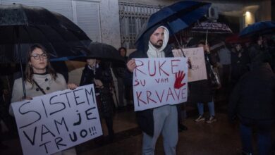 Photo of Протест пред Владата на Црна Гора, граѓаните ја прашаа полицијата: Каде бевте на 1 јануари?