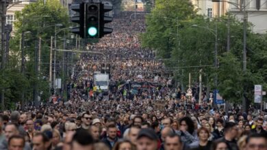 Photo of „Да застанеме пред нашите деца“ – масовни протести во Србија, но и во српската дијаспора