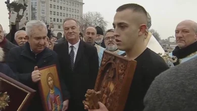 Photo of Теодор Јовевски го фати светиот крстот во реката Вардар во Скопје