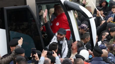 Photo of Израел ослободи палестински затвореници, по пуштањето на тројцата заложници од Газa