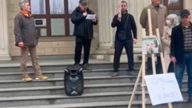 Photo of И за Палчо имало кој да протестира: 6-мина од неговата Десна утрово со звучник пред Кривичен!?