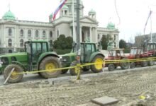 Photo of (ВИДЕО) Трактори паркирани околу Пионерскиот парк во Белград, каде со денови кампуваат студентите