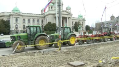 Photo of (ВИДЕО) Трактори паркирани околу Пионерскиот парк во Белград, каде со денови кампуваат студентите