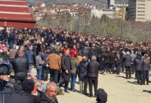 Photo of (ВИДЕО) Илјадници луѓе на градските гробишта во Кочани, погребната церемонија е обезбедувана со полиција и редарска служба