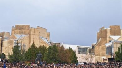 Photo of ГАЛЕРИЈА: Стотици студенти на платото на УКИМ изразуваат почит на жртвите во пожарот на концертот во Кочани