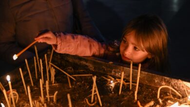 Photo of ВИДЕО: 75-минутен молк пред македонската амбасада во Белград, граѓаните им оддадоа почит на жртвите од Кочани и Нови Сад