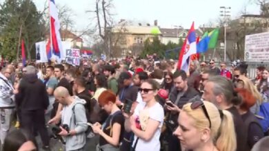 Photo of Главниот протест во Белград сепак ќе се одржи пред српскиот парламент – на „Славија“ ќе биде поставена бина