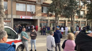 Photo of (Видео) Родители чекаат пред болниците во Кочани и Штип