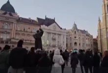 Photo of Жителите на Нови Сад на Плоштад Слобода им оддаваат почит на загинатите во Кочани