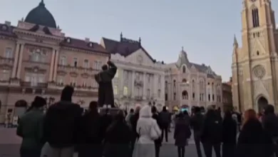 Photo of Жителите на Нови Сад на Плоштад Слобода им оддаваат почит на загинатите во Кочани