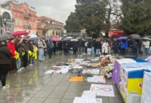 Photo of Граѓаните на Охрид со едночасовен молк оддадоа почит на настраданите во несреќата во Кочани