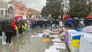 Photo of Граѓаните на Охрид со едночасовен молк оддадоа почит на настраданите во несреќата во Кочани