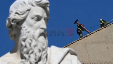 Photo of Пожарникарите поставија оџак на покривот на Сикстинската капела во Ватикан како дел од подготовките за избор на нов папа