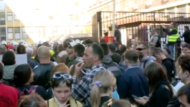 Photo of Инцидент меѓу демонстрантите и полицијата на влезот на судот во Нови Сад