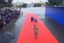 Photo of ФОТО: Рама клекнат на колена ја дочека италијанската премиерка Џорџа Мелони