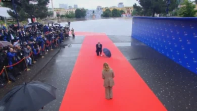 Photo of ФОТО: Рама клекнат на колена ја дочека италијанската премиерка Џорџа Мелони