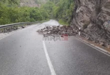 Photo of Се препорачува многу внимателно возење во Дебарско поради одрони на патиштата