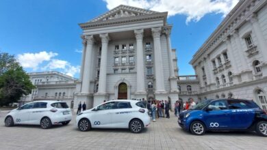 Photo of Божиновска и Меџити стигнаа пред владата со едно возило! Поевтино од такси