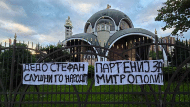 Photo of „Дедо Стефан, слушни го народот“ – верници оставија порака на Соборна