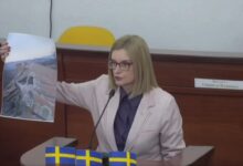 Photo of (Видео) „Тече од сите страни во училиште во Битола под водство на Тони Коњановсен“: Илиевска со знаме на Шведска излезе на говорница