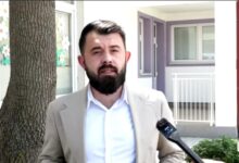 Photo of „Власта брка политика на грбот на децата“ – обвинува градоначалникот на општина Росоман, Стојан Николов