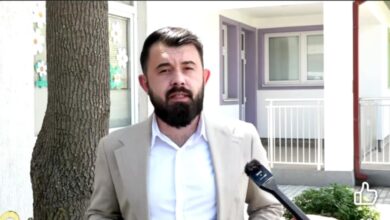 Photo of „Власта брка политика на грбот на децата“ – обвинува градоначалникот на општина Росоман, Стојан Николов