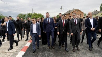 Photo of Свита предводена од Мицковски, Перински градоначалници и пратеници на пуштањето километар и пол селски пат кај Палатица,Тетовско.