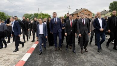 Photo of Свита предводена од Мицковски, Перински градоначалници и пратеници на пуштањето колометар и пол селски пат кај Палатица,Тетовско.