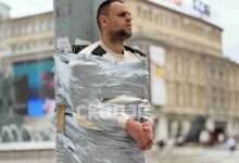 Photo of Човекот што висеше на бандера во Скопје: Толку брзо ли го заборавивте Кочани? Се вратија деца без прсти, дај да им помогнеме!