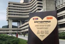 Photo of Родителите и повредените деца кои се лекуваа во Белград им подарија благодарница на ВМА