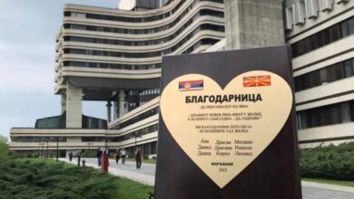 Photo of Родителите и повредените деца кои се лекуваа во Белград им подарија благодарница на ВМА
