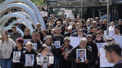 Photo of Мајка на починато дете од Кочани за тајните средби со Мицкоски: Некрофилски ни забивте нож во грб и глодарски ни ги распарчувате скршените души