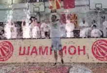 Photo of (Видео) Законот се смени навиките не. Во салата во Гази баба во присуство и на градоначалникот победата на КК Маџари прославена со забранетата пиротехника по трагедијата во Пулс