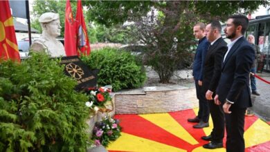 Photo of ФОТО: Оддадена почит пред споменикот на загинатиот припадник на безбедносните сили Бобан Ивановиќ – јавноста револтирана поради газењето на знамето