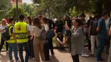 Photo of Студенти од Медицинскиот факултет во Ниш го блокираа сообраќајот, чекаат средба со деканот