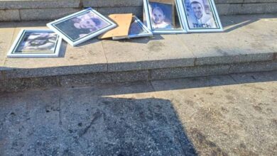 Photo of (Фото) Искршени сликите на плоштадот во Штип на петмината починати од трагедијата во Кочани