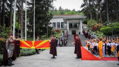 Photo of Церемонија на свечено менување на државното знаме во Кабинетот на претседателката Сиљановска-Давкова во присуство на основци од Скопје