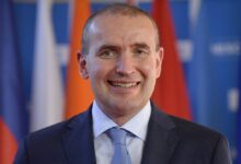 Photo of Поранешниот претседател на Исланд работи како туристички водич: Повеќето луѓе немаат поим кој сум и тоа е прекрасно