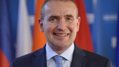 Photo of Поранешниот претседател на Исланд работи како туристички водич: Повеќето луѓе немаат поим кој сум и тоа е прекрасно